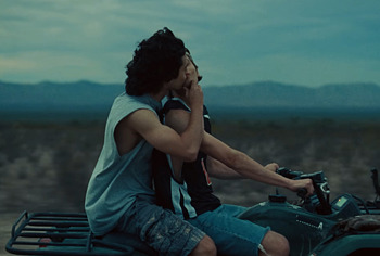 Conan Gray sin camiseta y fotos sensuales