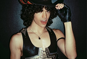 Conan Gray sin camiseta y fotos sensuales