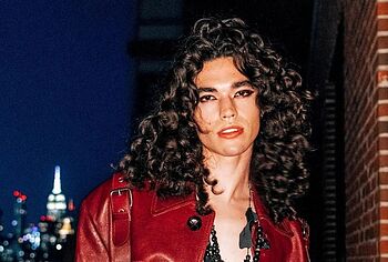 Conan Gray sin camiseta y fotos sensuales