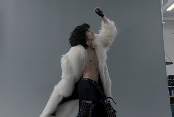 Conan Gray sin camiseta y fotos sensuales