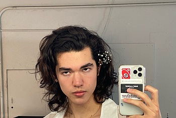 Conan Gray sin camiseta y fotos sensuales