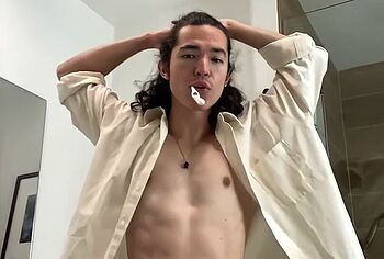 Conan Gray shirtless and sexy pics