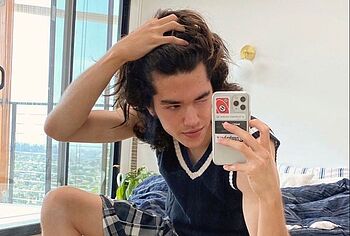 Conan Gray sin camiseta y fotos sensuales