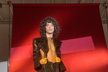 Conan Gray sin camiseta y fotos sensuales