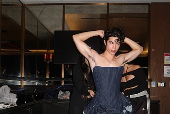 Conan Gray sin camiseta y fotos sensuales