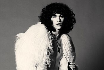 Conan Gray sin camiseta y fotos sensuales