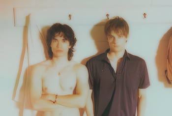 Conan Gray sin camiseta y fotos sensuales