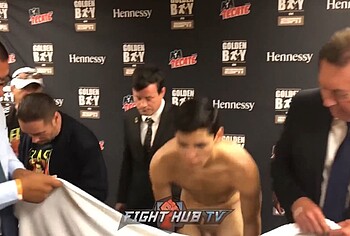 Ryan García desnudo frontal