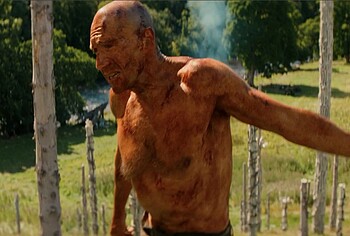 Ralph Fiennes sin camiseta