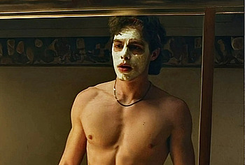 Escenas de Jack Champion en ropa interior y bulto en 'Everything's Going to Be Great'