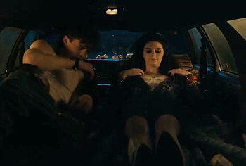 Escenas de Jack Champion en ropa interior y bulto en 'Everything's Going to Be Great'