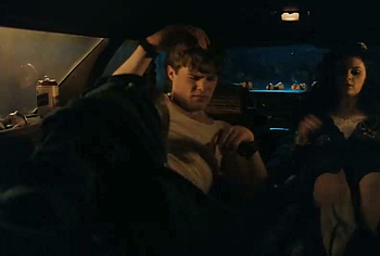 Escenas de Jack Champion en ropa interior y bulto en 'Everything's Going to Be Great'