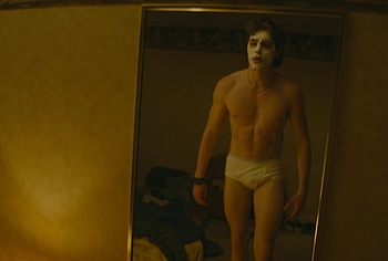 Escenas de Jack Champion en ropa interior y bulto en 'Everything's Going to Be Great'