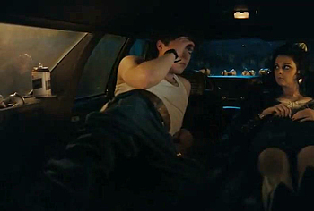 Escenas de Jack Champion en ropa interior y bulto en 'Everything's Going to Be Great'