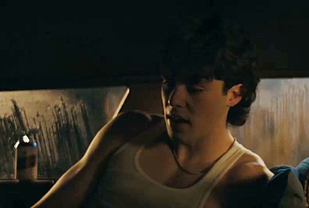 Escenas de Jack Champion en ropa interior y bulto en 'Everything's Going to Be Great'