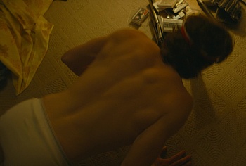 Escenas de Jack Champion en ropa interior y bulto en 'Everything's Going to Be Great'