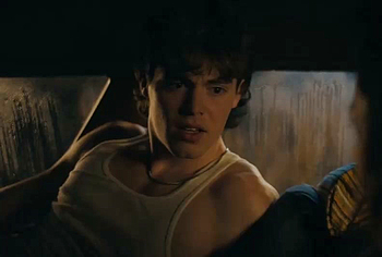 Escenas de Jack Champion en ropa interior y bulto en 'Everything's Going to Be Great'