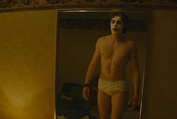 Escenas de Jack Champion en ropa interior y bulto en 'Everything's Going to Be Great'