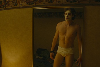 Escenas de Jack Champion en ropa interior y bulto en 'Everything's Going to Be Great'