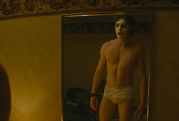 Escenas de Jack Champion en ropa interior y bulto en 'Everything's Going to Be Great'