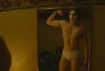 Escenas de Jack Champion en ropa interior y bulto en 'Everything's Going to Be Great'