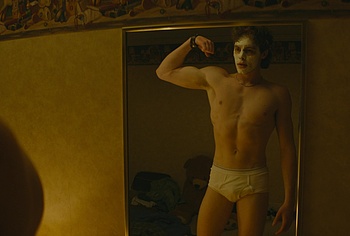 Escenas de Jack Champion en ropa interior y bulto en 'Everything's Going to Be Great'