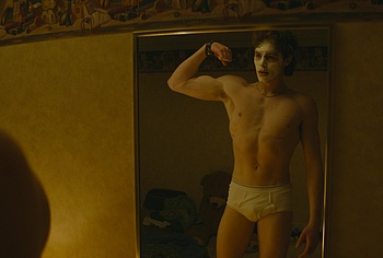 Escenas de Jack Champion en ropa interior y bulto en 'Everything's Going to Be Great'