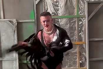 Luke Evans striptease