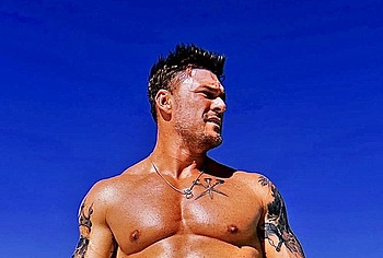 Alan Ritchson shirtless and underwear pics