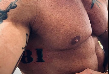 Alan Ritchson shirtless and underwear pics