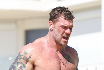 Alan Ritchson shirtless and underwear pics