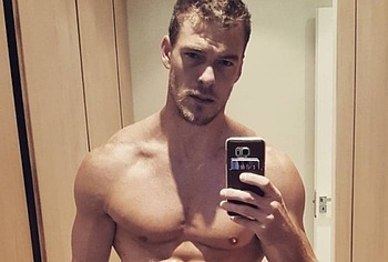 Alan Ritchson sexy selfie