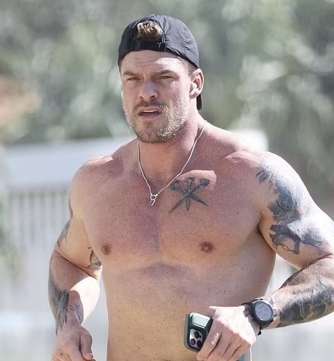 Alan Ritchson shirtless