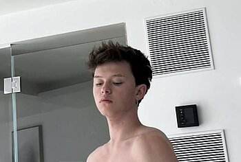 Jacob Sartorius dick bulge