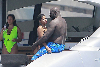 Shaquille ONeal Shows Off Nude Dick During Pee On A Yacht