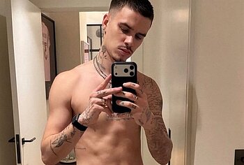 Romeo Beckham nude selfie