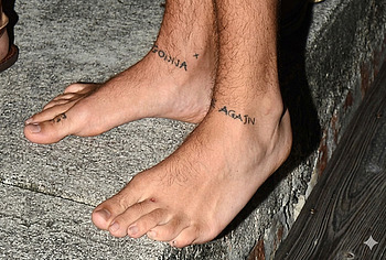Harry Styles foot