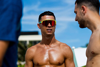 Cristiano Ronaldo Shirtless And Dick Bulge Pics