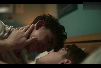Joe Locke and Kit Connor Shirtless and Hot Gay Scene in Heartstopper