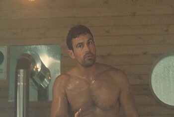 Theo James Shirtless And Sexy In The Gentlemen
