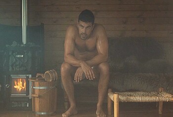 Theo James Shirtless And Sexy In The Gentlemen