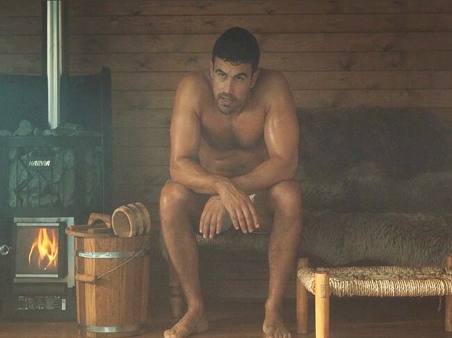 Theo James Shirtless And Sexy In The Gentlemen