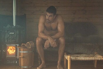 Theo James Shirtless And Sexy In The Gentlemen