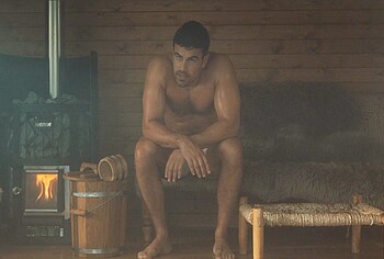 Theo James Shirtless And Sexy In The Gentlemen
