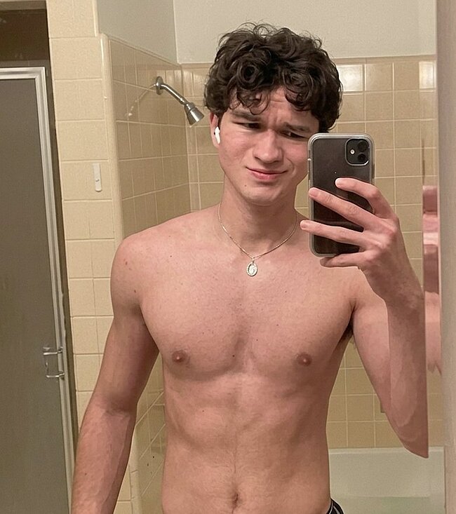 Charlie Bushnell Shirtless And Sexy Selfie Photos