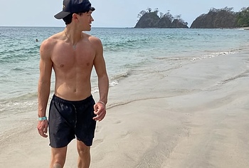 Charlie Bushnell Shirtless And Sexy Selfie Photos