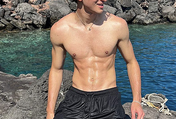 Charlie Bushnell Shirtless And Sexy Selfie Photos