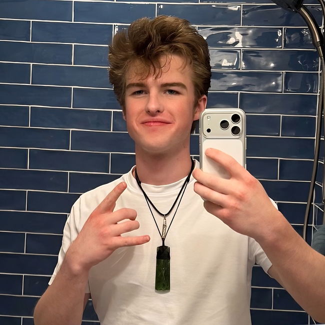 Iain Armitage Sexy Selfie Photos Collection